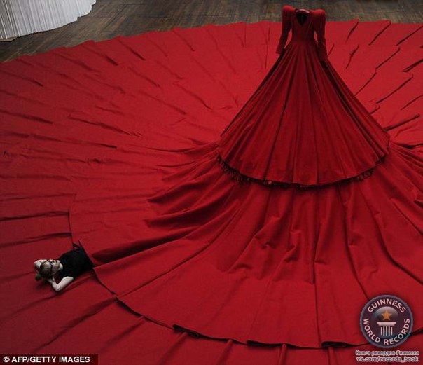 Самое большое платье в мире сшила корейский дизайнер Ааму Сонг