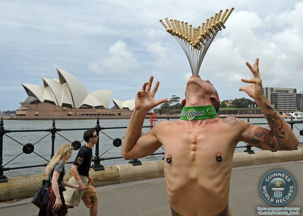 Уличный артист Чейн Халтгрен (также известный как «Космический ковбой») воспроизводит свою попытку попасть в Книгу рекордов Гиннеса, заглотнув сразу 18 шпаг, на фоне Сиднейского оперного дома 8 февраля 2010 года. Австралиец побил собственный мировой рекорд, когда одновременно засунул в рот 18 шпаг, размер каждой из которых составил 50,8х1,3 см, во время Международного дня шпагоглотателей 28 февраля.