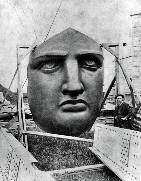 Лицо Статуи Свободы ожидает монтажа на острове Свободы.