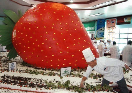 Самый большой в мире клубничный торт.