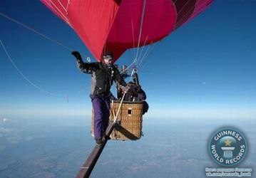Майк Говард из Великобритании гулял по балке, протянутой между двумя воздушными шарами на высоте 6 522 м. возле г. Йовил, графство Сомерсетшир, Великобритания, 1 сентября 2004 г. Это подвиг был заснят на видеопленку для телевизионного шоу «Рекорды Гиннесса: 50 лет, 50 рекордов»