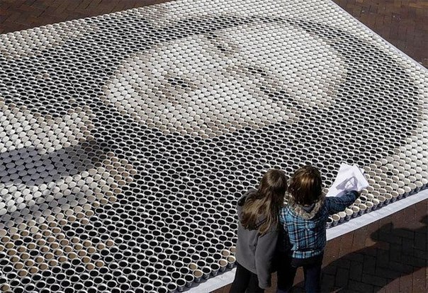 3 604 чашки кофе потребовалось для того, чтобы «нарисовать» портрет знаменитой Джоконды Леонардо да Винчи. После презентации картины ее было решено выпить.
