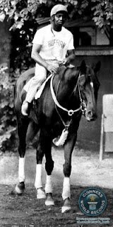 Самой быстрой лошадью во всей истории не только американских,но и мировых скачек стала кобыла английской верховой породы по кличке Резвая,которая развивала скорость в 80 км/ч.