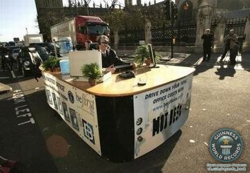Самый быстрый офис представляет собой стол, специально оборудованный для езды по дорогам, и передвигающийся с максимальной скоростью 140 км/час. Его изготовил британец Эдд Чайна, он же и провел его через Вестминстерский мост в Лондон 6 ноября 2006 г. во время празднования Дня мировых рекордов Гиннесса.