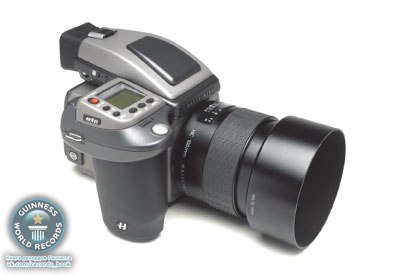 Hasselblad H4D-60 является самым дорогим цифровым фотоаппаратом в мире. Эта зеркальная фотокамера обладает разрешением 60 мегапикселей, с размером датчика 40x54 миллиметра.