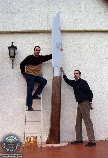 Крупнейший в мире карманный нож составляет в разложенном состоянии 3,9 метров и весит 122 кг. 