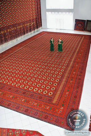 В Ашхабаде действует единственный в мире Музей туркменского ковра. Одной из ценнейших реликвий этого музея является созданный в 1941-1942 годах ковер-гигант "Туркмен калбы" (Душа туркмен), площадью 193,5 квадратных метров.