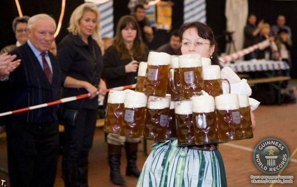 Самое большое количество кружек с пивом, которые женщина пронесла 40 метров, составляет 19. 