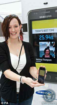 Британка Мелисса Томсон установила новый рекорд по скорости написания сообщений на мобильном телефоне, отправив СМС со скороговоркой из 26 слов всего лишь за 25 секунд.
