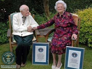 Любовь до гроба: Граждане Великобритании Перси Эрроусмис и его жена Флоренс, которым соответственно 105 и 100 лет, попали в Книгу рекордов Гиннеса в связи с тем, что 1 июня 2005 года они отпраздновали 80-ю годовщину свадьбы