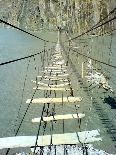 Мост, пересекающий реку Хунза является одним из самых ужасающих в мире.