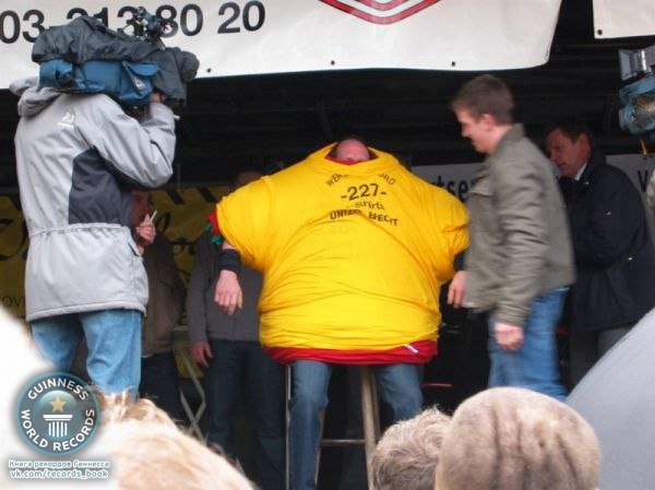 Unizo в Брехте (Бельгия) 24 апреля 2009 год. На Джефа Ван Дика надето 227 футболок.