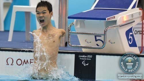 На фото китаец Чжен Тао и его эмоции по поводу паралимпийского золота и нового мирового рекорда в категории S6 (нехватка до двух конечностей) на дистанции 100м на спине — за одну минуту и 13 секунд.