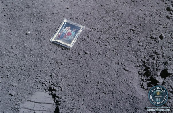Семейное фото астронавта Аполлон-16 пролежало на Луне 40 лет