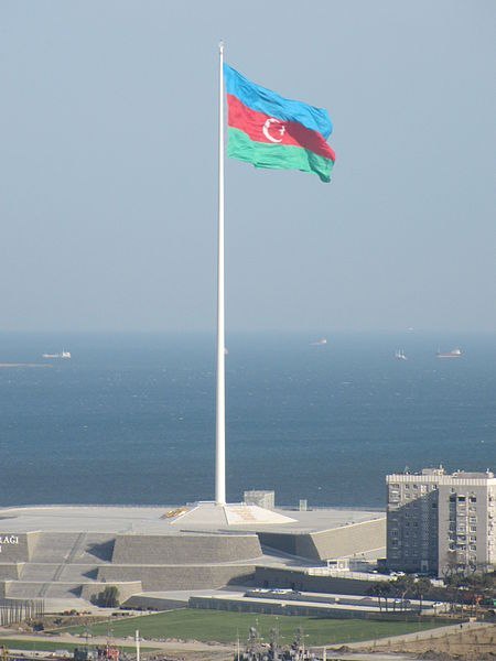 Самый длинный флаг в мире- флаг Азербайджана находится в городе Баку.