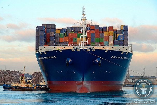 Самый большой в мире контейнеровоз, CMA CGM Marco Polo, курсирует по тихоокеанскому маршруту в Европу. На борту судна находится 4000 контейнеров с товарами, предназначенными для фирм и магазинов к Рождеству. Судно нагружено лишь частично. На его полную мощность Марко Поло может транспортировать 16000 контейнеров, но тогда он не сможет пройти воды реки Эльбы между Северным морем и вторым по величине портом Европы в Гамбурге, которые слишком мелки для последнего поколения супер-контейнеровозов.