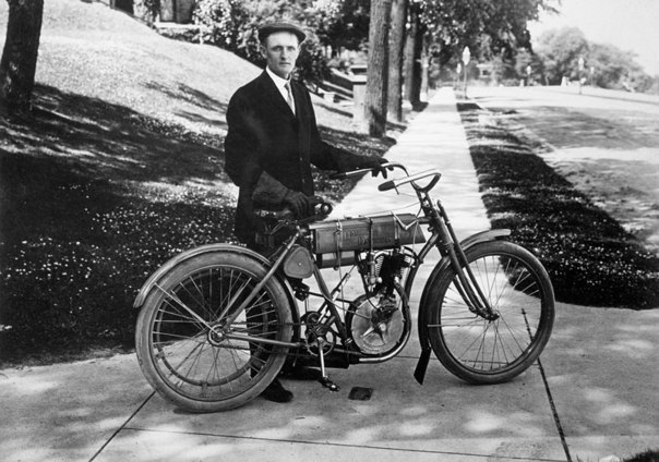 Первый мотоцикл Harley Davidson был сделан в 1903 году, а карбюратор в нем был сделан из банки от томатов.