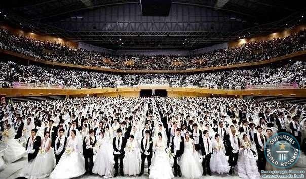 ысячи молодоженов на общей свадебной церемонии в Капхёне, Южная Корея.