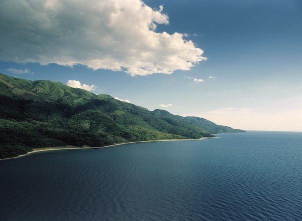 Самое глубокое в мире озеро – Байкал. Максимальная глубина этого озера – 1642 метра, а средняя глубина этого прекрасного творения природы составляет 744,4 метров.