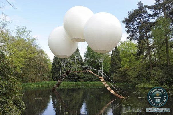 Этот парящий над водой мост удерживается на высоте тремя воздушными шарами, наполненными гелием. Создается впечатление, что это не просто мост, а тропа в волшебную страну.