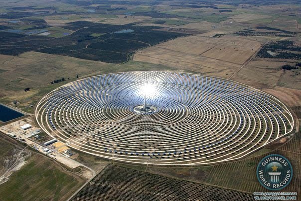 Первая в мире коммерческая солнечная электростанция Гемасолар, способная функционировать круглые сутки и в любую погоду. Фуэнтес-де-Андалусиа, Испания.