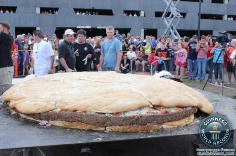Самый большой бургер. Весит это чудо произведение искусства "всего" 914 кг. На его приготовление, работникам казино Минесоте ушло : 18 кг сыра, 27 кг бекона, 23 кг лука, 18 кг соленых огурцов и 23 кг салата латук.