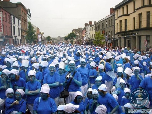Самое большое количество людей, одетых в Смурфов, составляло 1 253. Это люди, которые пришли на фестиваль «Мукномания» в Каслблэйни, Ирландия, 18 июля 2008 года.