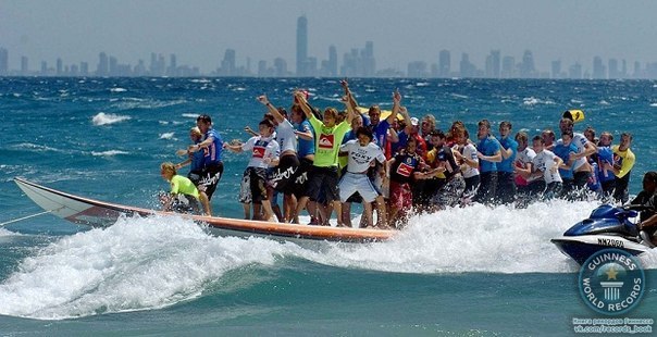 Серфингисты на самой длинной доске для серфинга в мире – 47 серферов поместились на 12-метровую доску на Золотом побережье Австралии.