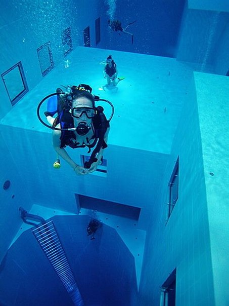 Самый глубокий в мире бассеин. Nemo 33!