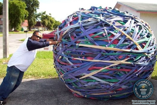 Джоел Вол из США толкает свой шедевр – самый большой шар из резиновых лент. 
