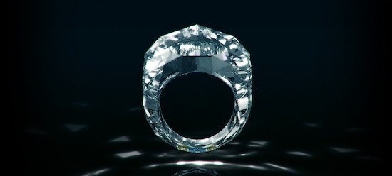 Самое дорогое кольцо в мире целиком сделано из бриллианта.