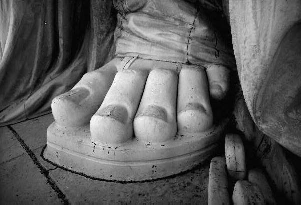 Самый большой размер ноги у Статуи Свободы - 879 размер.
