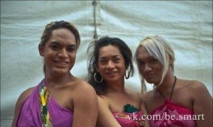 На островах Самоа некоторых мальчиков с самого детства воспитывают как девочек. Такие люди считаются третьим полом под названием «фаафафина». Они носят...
