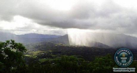 Самый долгий дождь на земле, согласно Книге рекордов Гиннеса, длился 247 дней — на одном из Гавайских островов, на острове Кауаи. Начался он 27-го августа 1993-го года, и последнюю свою каплю проронил лишь 30-го апреля 1994-го года.