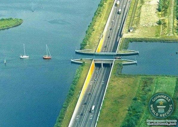 Подводный мост в Голландии.
