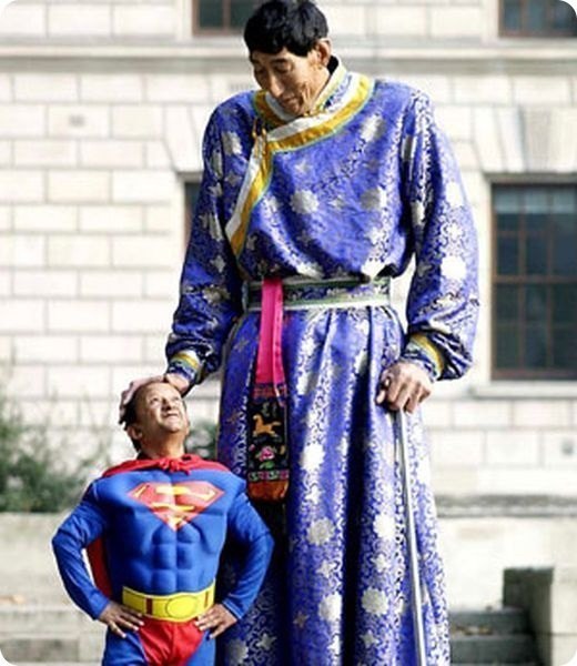 Самый высокий человек в мире Бао Ксишун стоит рядом с Кираном Шахом — самым низким профессиональным каскадером в мире