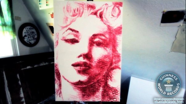 Натали Айриш в прямом смысле расцеловала холст, составив из отпечатков своих губ портрет Мэрилин Монро.