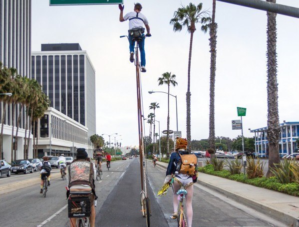 Высокий велосипед на улицах Лос-Анджелеса.