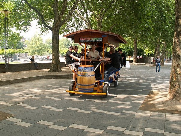 Такие "пивные бары" можно встретить на улицах Германии. Люди крутят педали, смотрят на город и пьют пиво. На байке есть все удобства: мягкие сиденья, багажные полки, музыка, автоматическая система разлива пива и разные закуски.