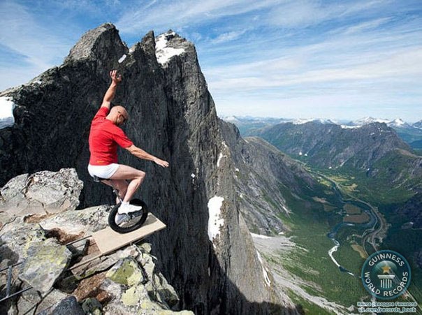 30-летний Эскил Роннингсбаккен балансирует на краю утеса на одноколесном велосипеде на высоте 1450 метров.