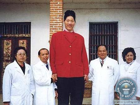 Самая высокая женщина Азии. Её рост составляет 2,36.