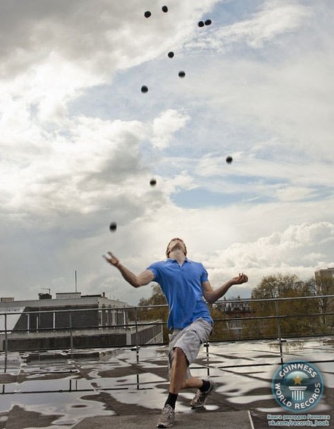 Попал в Книгу Рекордов Гиннесса 2013 и жонглер по имени Алекс Баррон из Великобритании. Он жонглировал одновременно 11 шариками и сделал 23 последовательных броска.