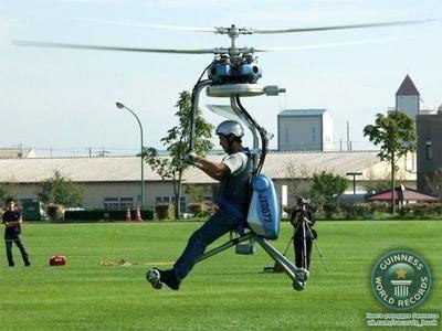 Самый маленький вертолет Вертолет GEN H-4, чья длина несущего винта достигает почти 4-х метров, был создан японской компанией Gen Corporation. Масса летательного аппарата составляет 70 кг.