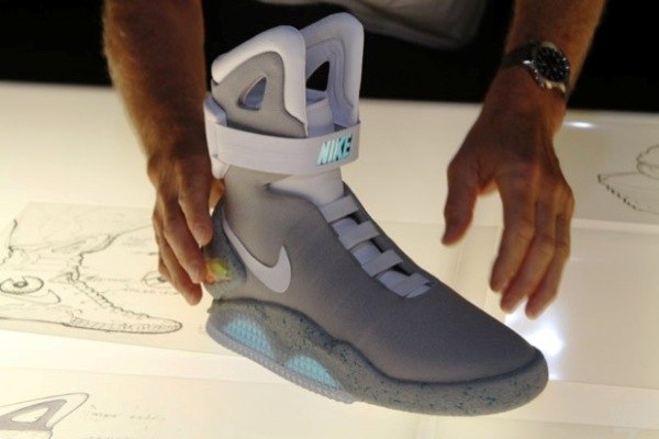 В 2011 году та же самая компания Nike на благотворительном аукционе продала кроссовки, чья стоимость составила целых $28 000. Они были воссозданы в единственном экземпляре — это точная копия обуви, в которой ходил главный герой киноленты «Назад в будущее – 2». Кстати, несмотря на то, что они были придуманы несколько десятилетий назад, их дизайн выглядит очень современно.