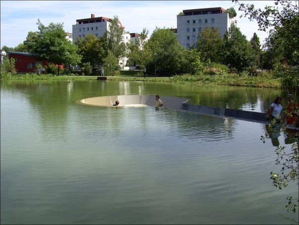 На живописном пруде в австрийском городе Vöcklabruck(Фёклабрук) появилась необычная смотровая площадка. Основание площадки находится ниже уровня воды, а ее стены как раз вровень с водой.