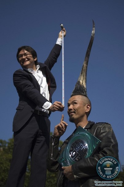 Тележурналист Такаши Янагисава измеряет самый большой ирокез в мире. Его владелец – японский дизайнер Кацухиро Ватанабе. Высота ирокеза – 1,1 метр.