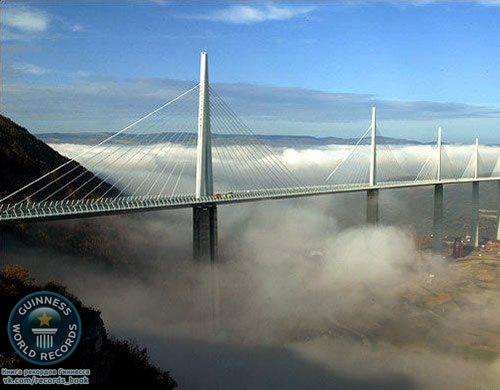 Самый большой в мире мост, в настоящее время еще не достроен, находиться в южной Франции.