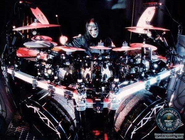 Джои Джордисон (Slipknot) - 2677 ударов за 2 минуты. Занесён в Книгу Рекордов Гиннесса как самый быстрый и успешный барабанщик Всех Времен.