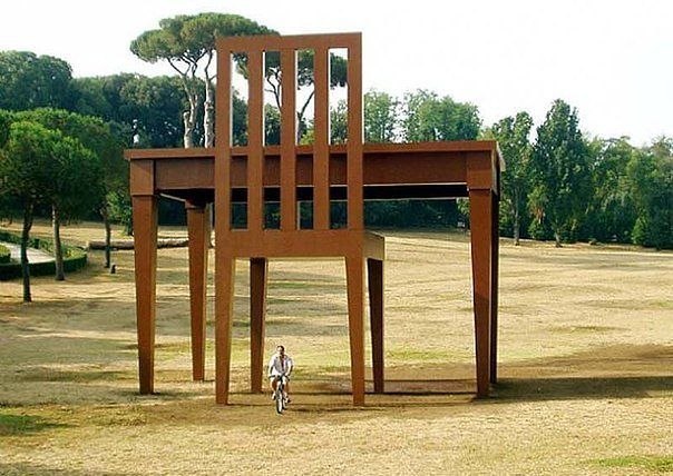 Гигантская скульптура – стол и стул – называется «Писатель». Она находится на северной окраине Лондона.