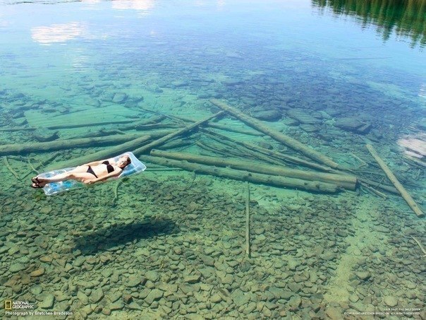 На северо-западе штата Монтана, США. Вода здесь настолько прозрачная, что кажется будто озеро неглубокое. На самом деле тут глубоко.